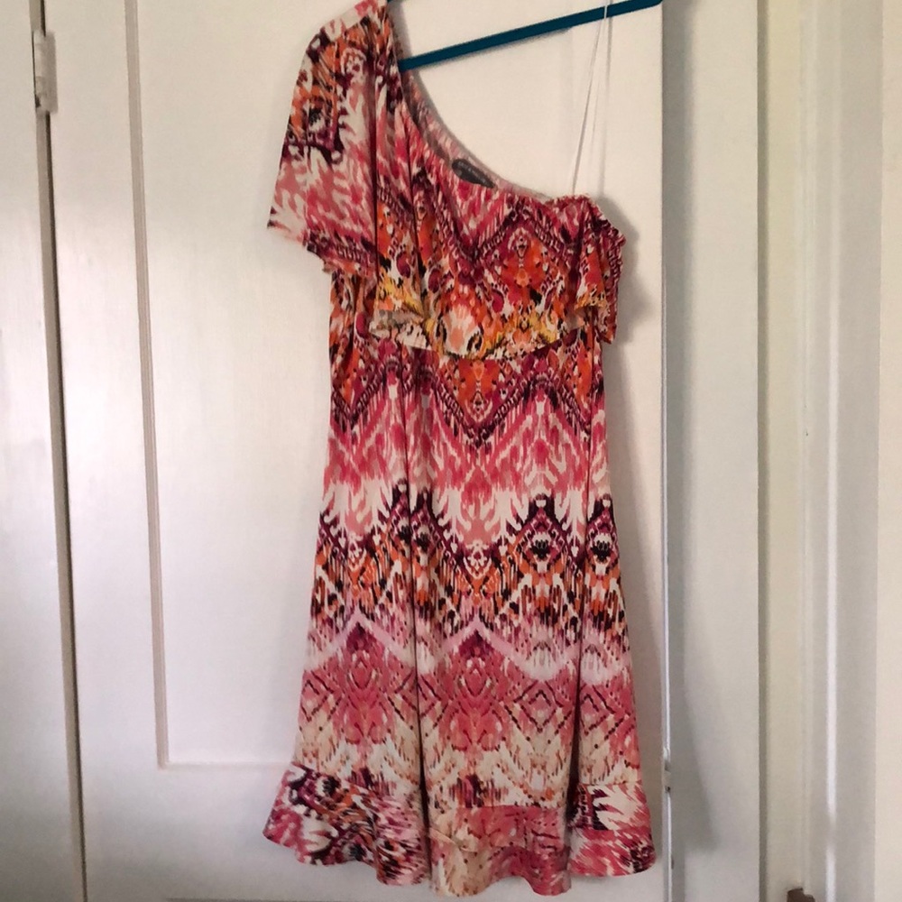 Cute one-shoulder 3x summer dress.